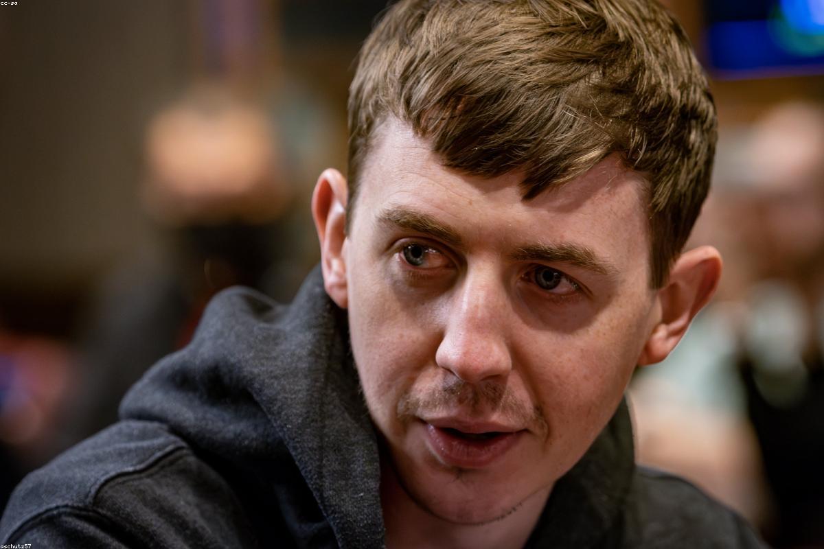 Interiér kasína s teplým osvetlením a hracími stolmi